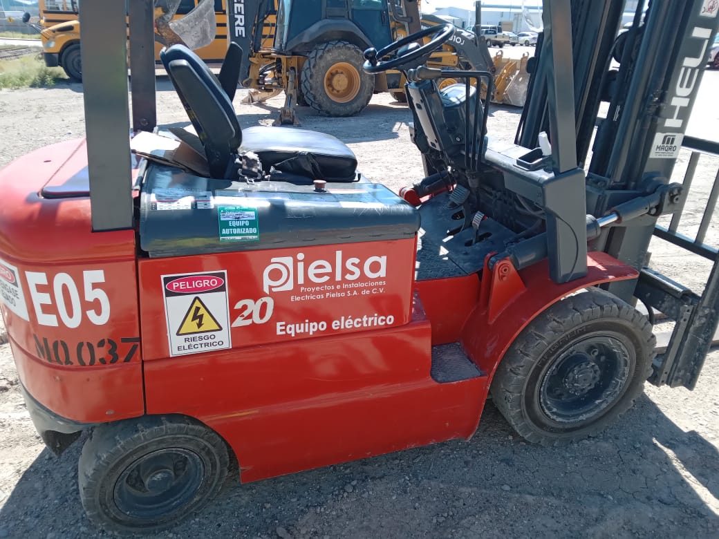 Montacargas eléctrico E05 de PIELSA en obra