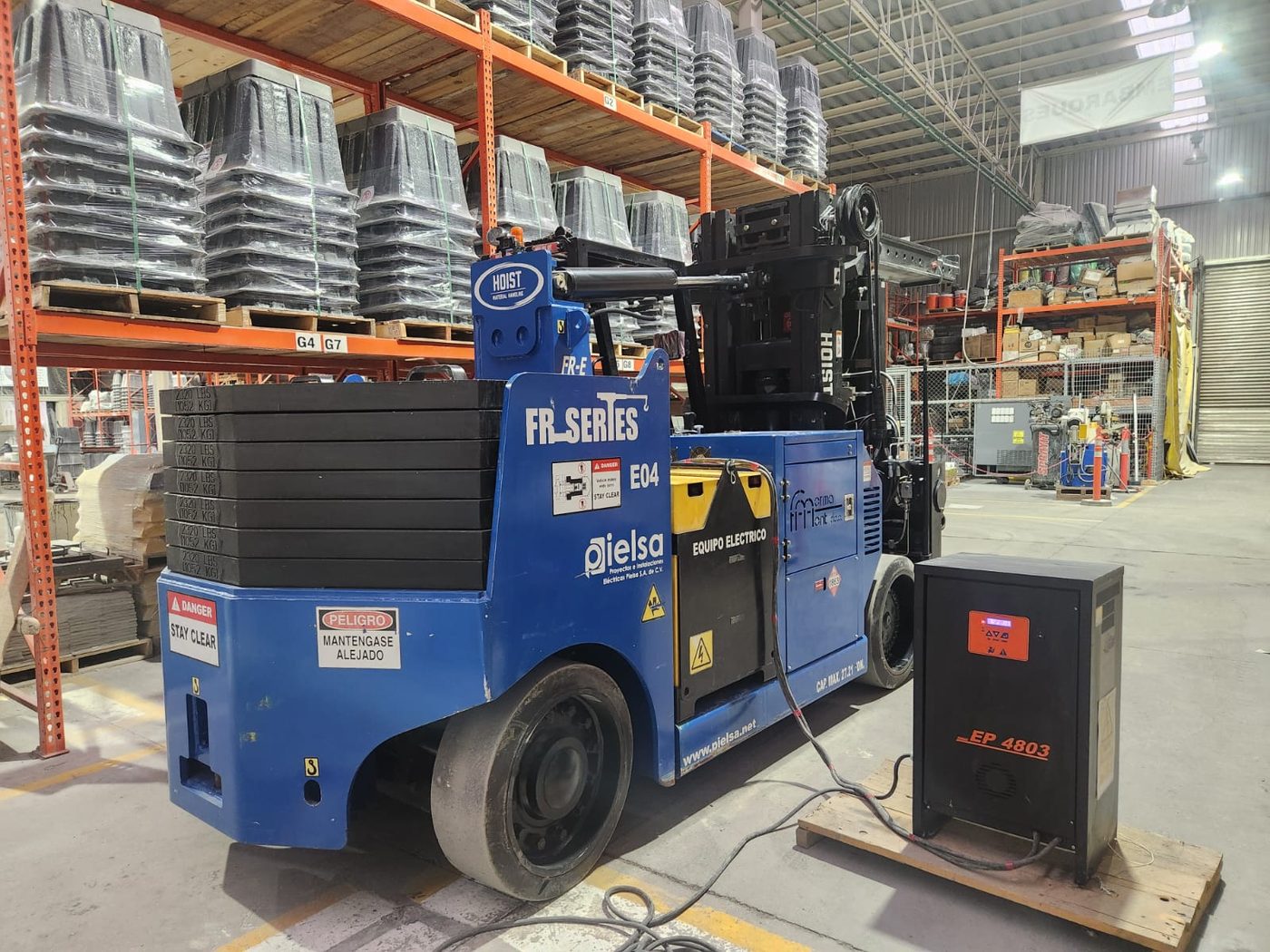 Montacargas el&eacute;ctrico HOIST FR-E 40/60 conectado a su cargador de 220V o 480V dentro de planta